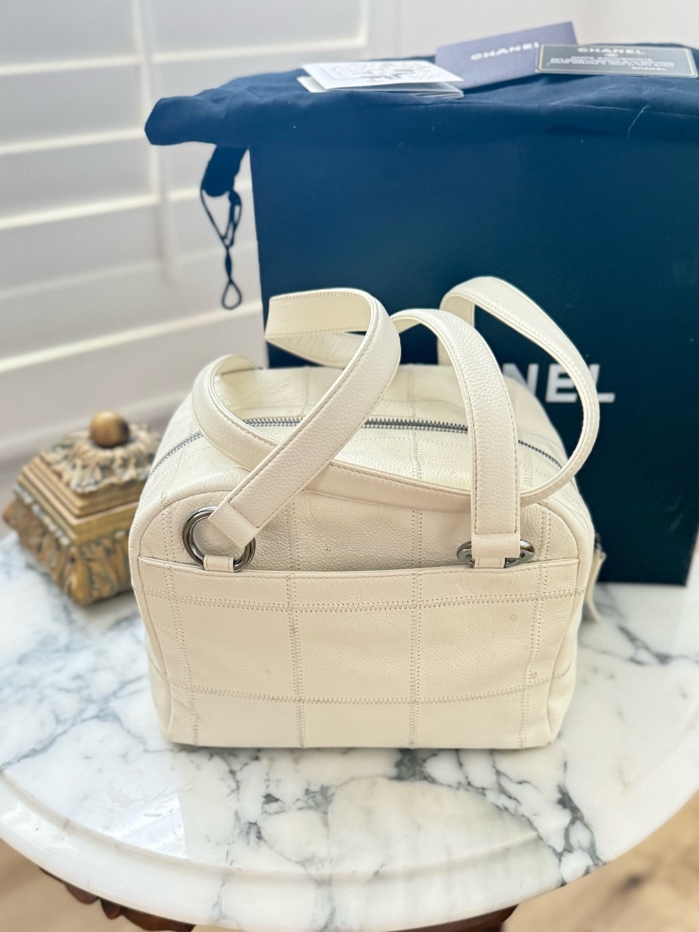 CHANEL Quilted Leather Shoulder Bag - Picture 5 of 11